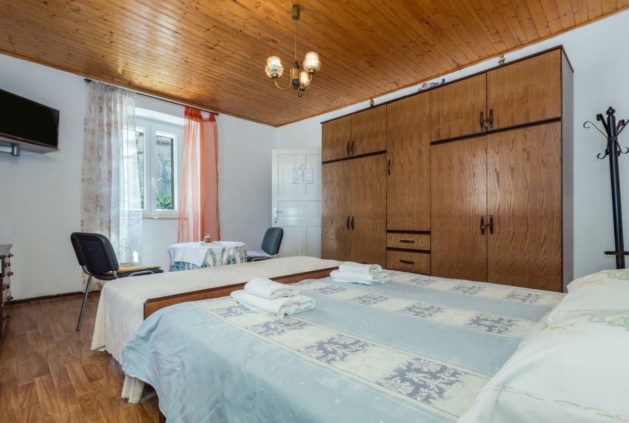 Guest House Robert i Mirna Bale Eksteriør bilde